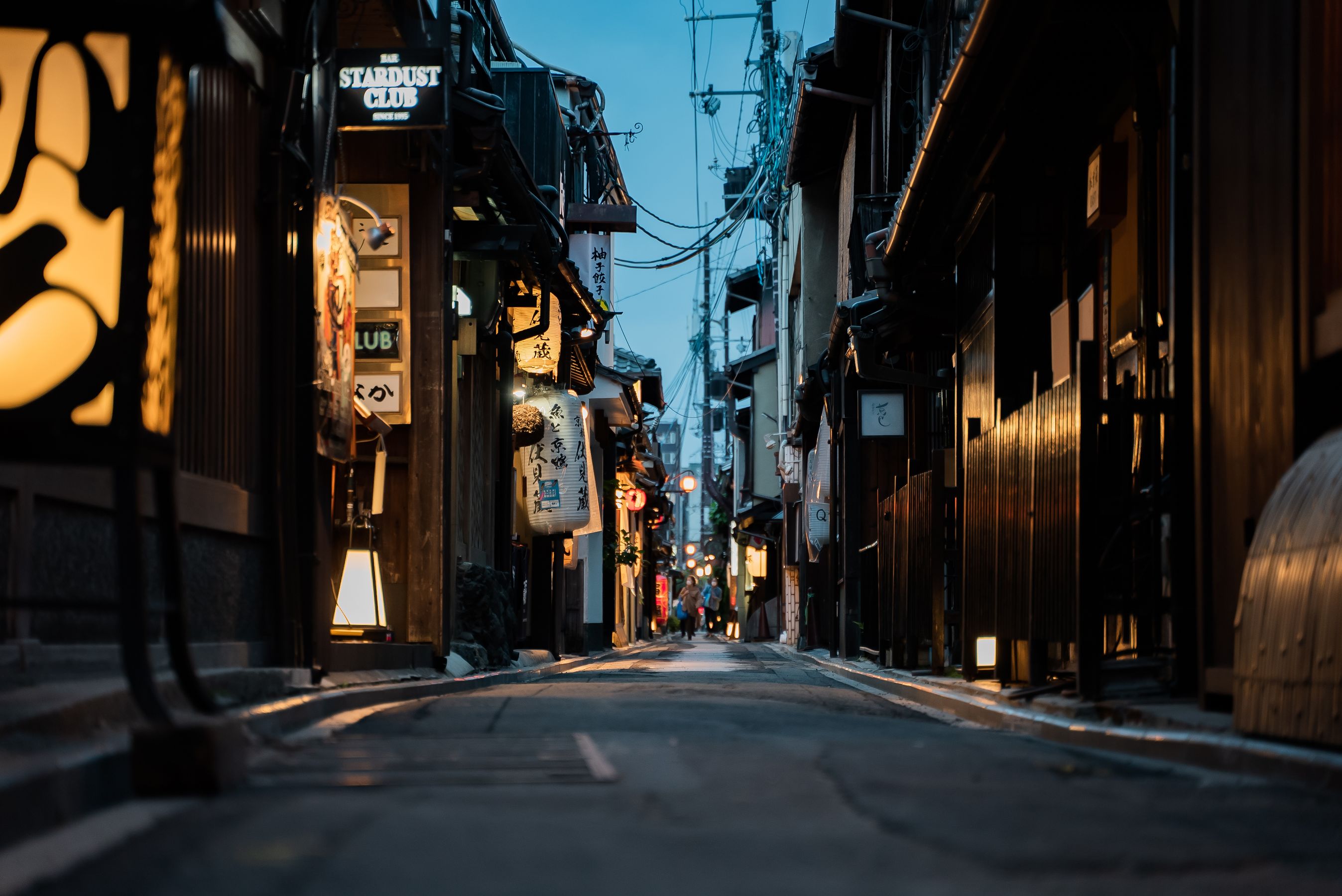 京都の夜の通り